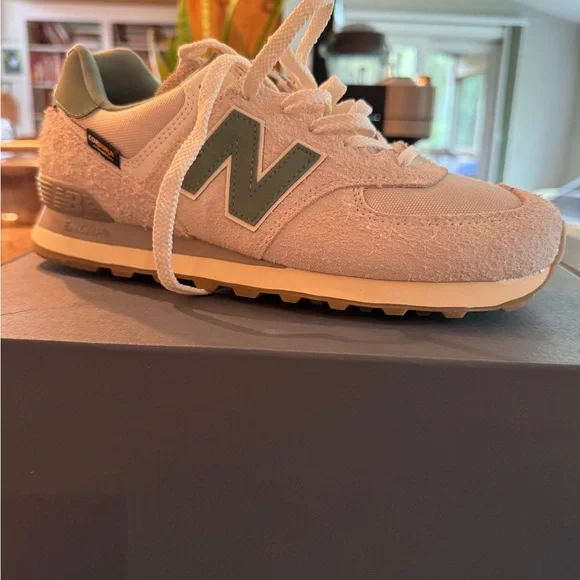 New Balance Unisex 574 Green and Cream Sneakers - Picture 3 of 7